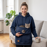 Marineblauer Hoodie mit Kuscheltasche, getigerte Katze döst in der Tasche