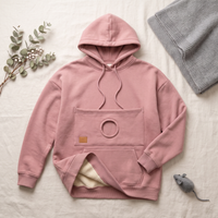 Hoodie flach ausgelegt, umgeschlagener Saum zeigt das Fleece-Futter