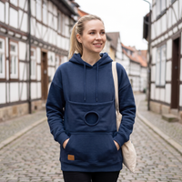 Hoodie mit leerer, flach anliegender Kuscheltasche im Alltag
