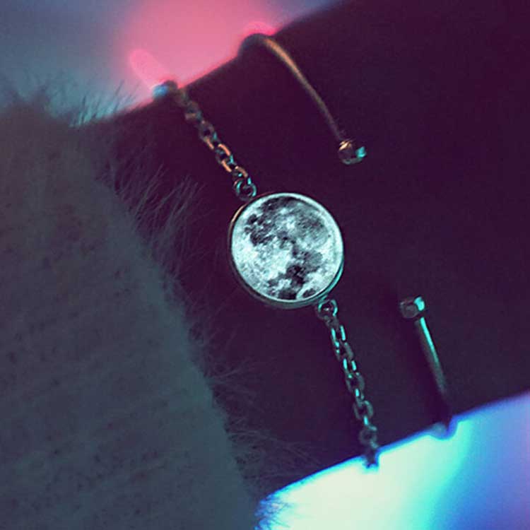 files/leuchtender-mond-armband-fluoreszierend-leuchtet-in-der-nacht-9411284.jpg