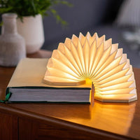 LumoBook - 360° aufklappbare Buchlampe aus Holz - Waagemann