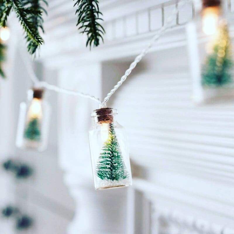 Zauberhafte Miniatur Tannenbaum & Schneekügelchen LED Lichterkette – Waagemann